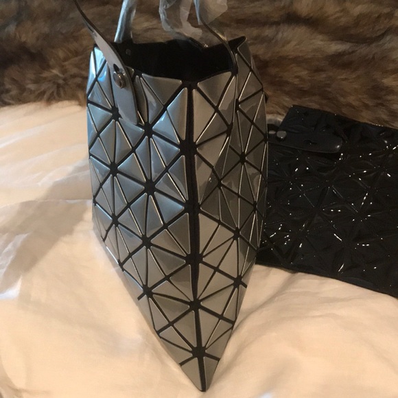 Two handbags with zip closure at top. - Picture 5 of 5